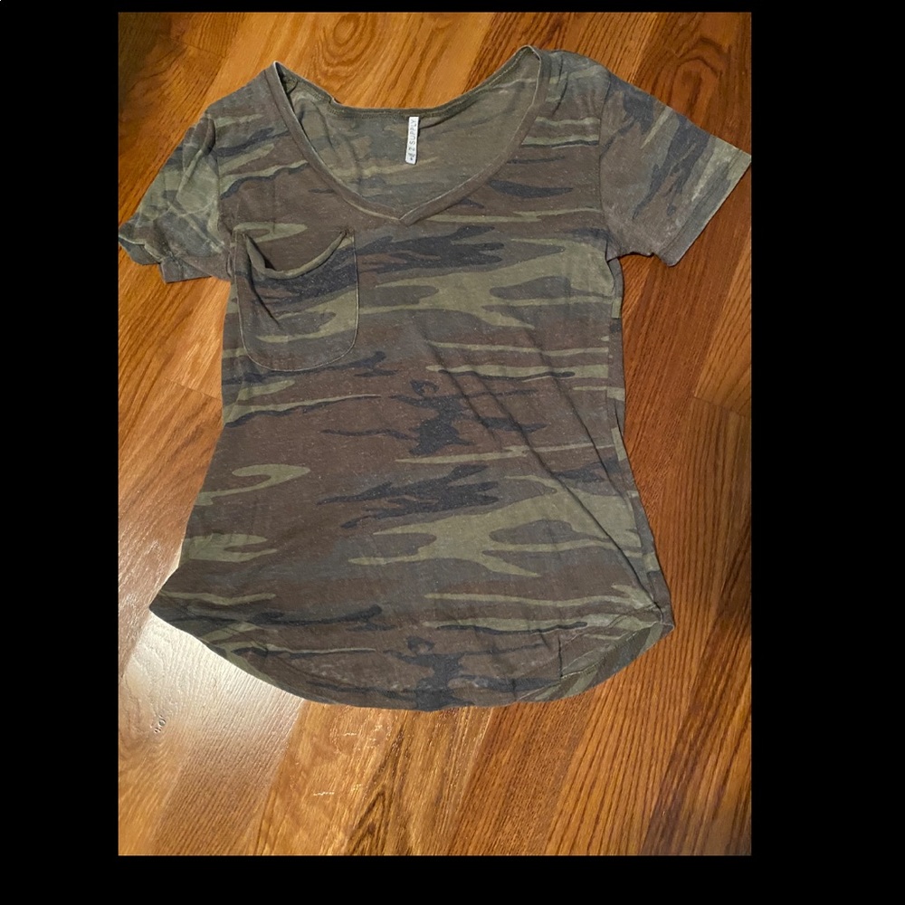 Z-supply V neck camo shirt